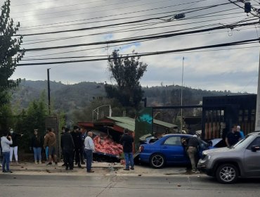 Camión cargado con papas choca un vehículo y termina impactando una casa en Quilpué: hay cuatro lesionados