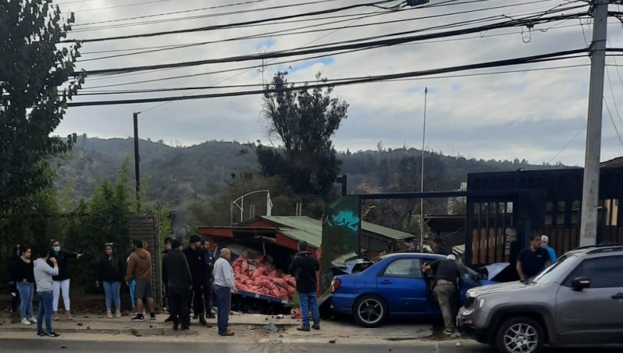 Camión cargado con papas choca un vehículo y termina impactando una casa en Quilpué: hay cuatro lesionados