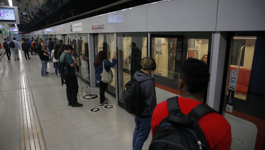 Línea 6 del Metro de Santiago opera de manera parcial por "problemas en la vía"