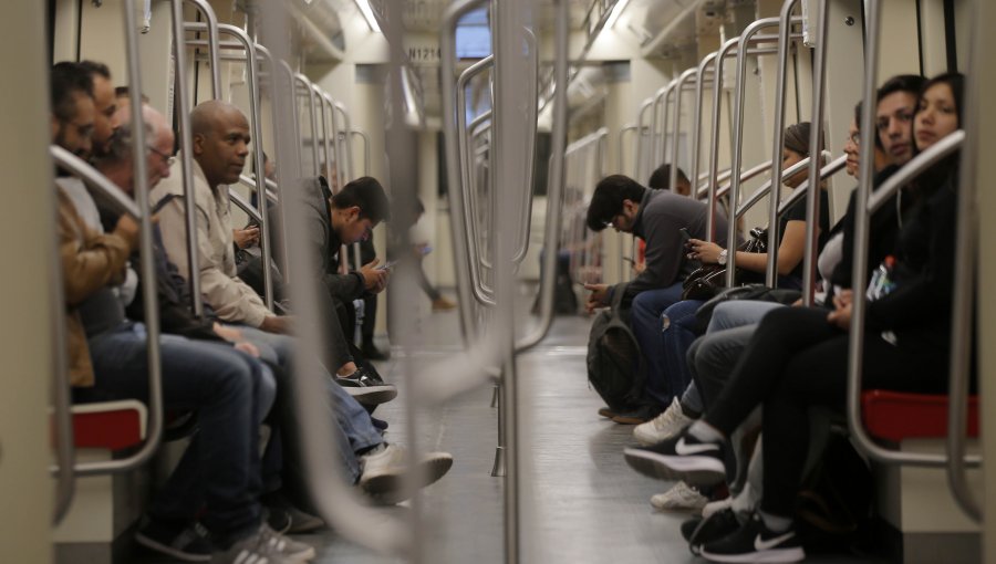 Restablecen totalidad del servicio de la Línea 6 del Metro de Santiago: empresa atribuyó falla a "exceso de lubricación en la vía"