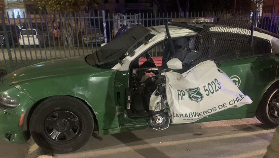 Fiscalización en Ñuñoa termina con dos carabineros heridos a bala: tras persecución, una patrulla protagonizó accidente