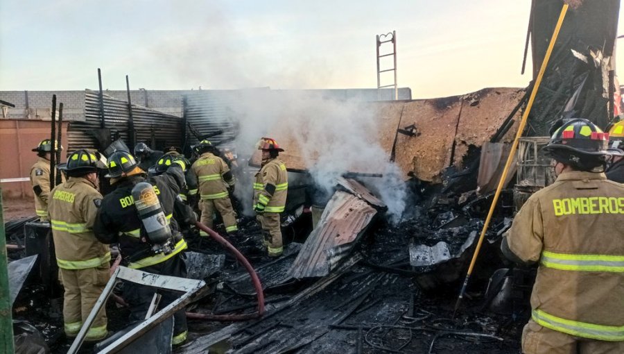 Ascienden a ocho los fallecidos por incendio en toma de Alto Hospicio: un lactante, tres niños y cuatro adultos