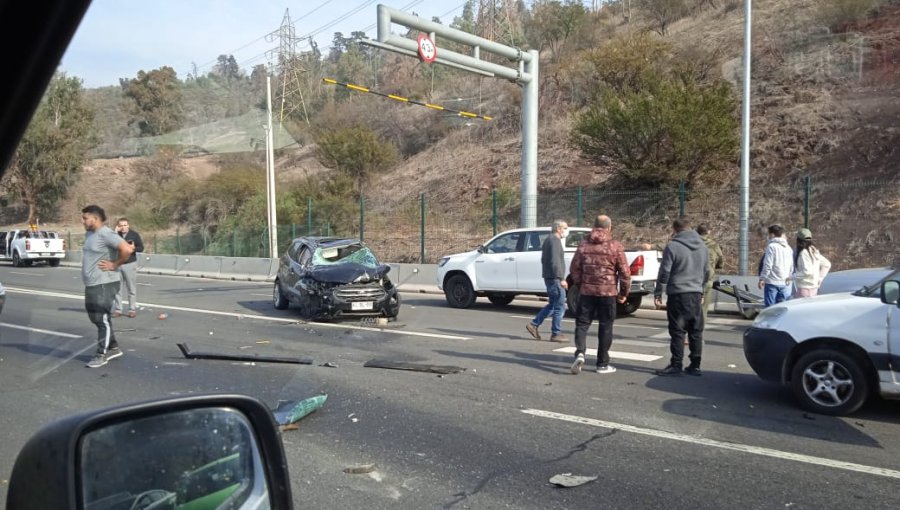 Accidente múltiple deja una persona fallecida en Costanera Norte: víctima salió eyectada