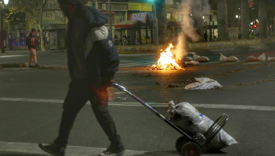 Desvíos de tránsito y cierre de estaciones de Metro por nuevas manifestaciones en plaza Baquedano