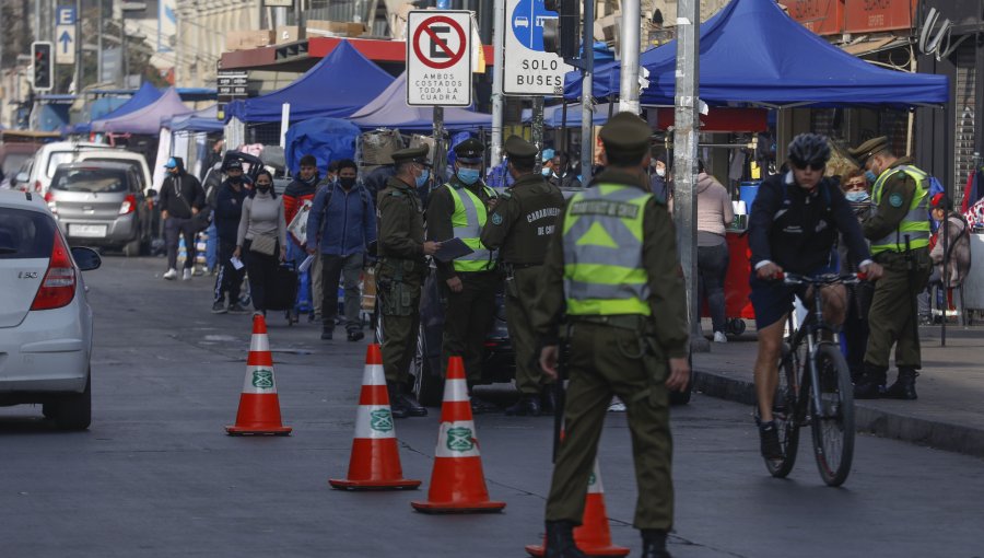 Retiran toldos azules utilizados por comerciantes ambulantes en el barrio Meiggs