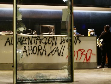 Protesta de estudiantes termina con destrozos en edificio de la Junaeb en Santiago: hay cuatro detenidos