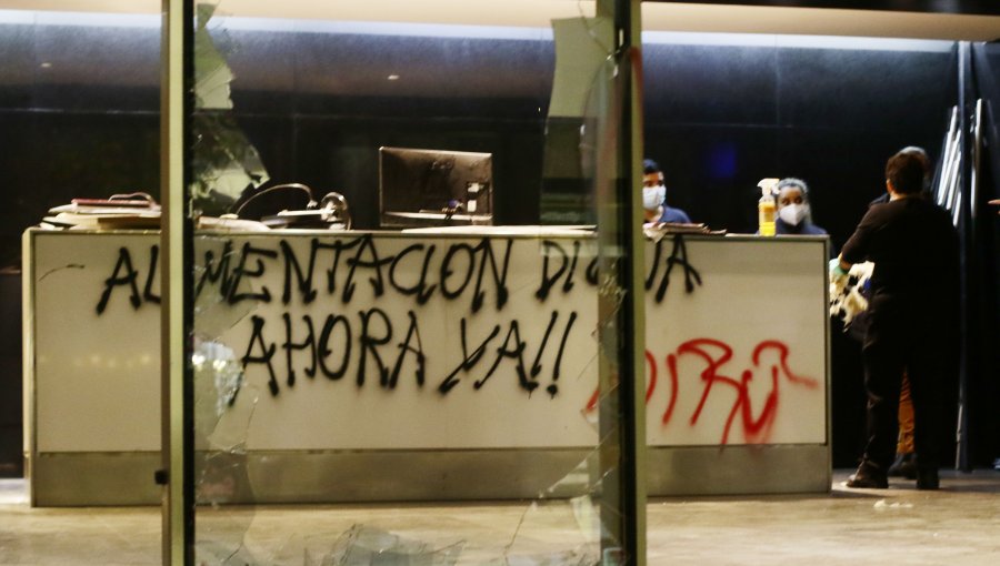 Protesta de estudiantes termina con destrozos en edificio de la Junaeb en Santiago: hay cuatro detenidos