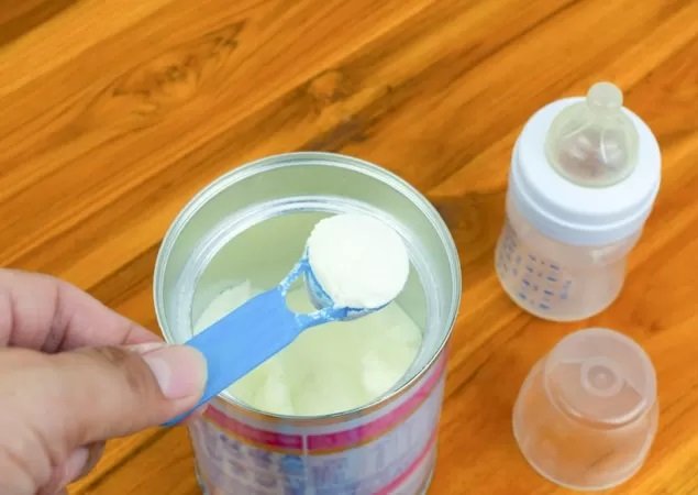 Cinco claves sobre la crisis de escasez de leche de fórmula en EE.UU. que llevó al gobierno a autorizar importaciones de emergencia