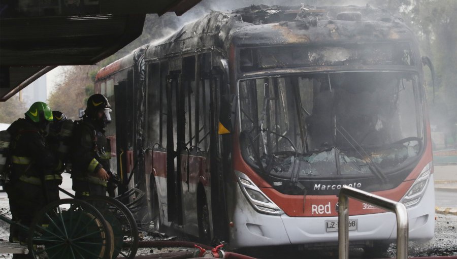 Encapuchados quemaron bus del transporte público en la Alameda: Dos menores fueron detenidos