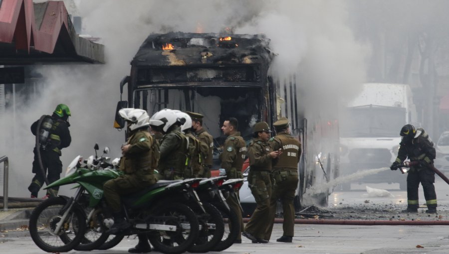 Un segundo bus del transporte público fue incendiado por encapuchados en el centro de Santiago