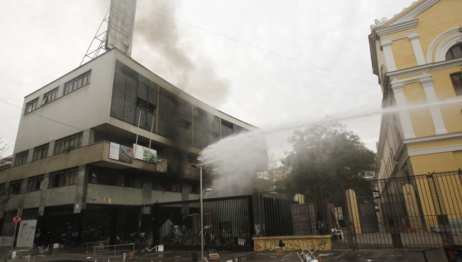 Estudiantes depusieron toma del Instituto Nacional tras incendio al interior del establecimiento