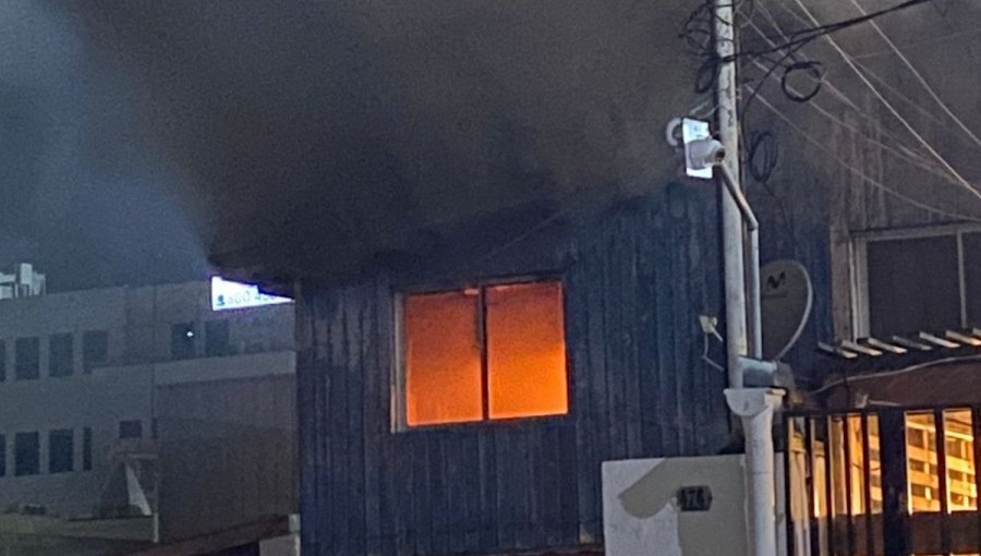 Incendio consumió vivienda de dos pisos en calle Camilo Henríquez de Quilpué