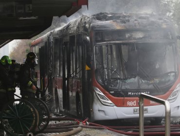 Encapuchados quemaron bus del transporte público en la Alameda: Dos menores fueron detenidos