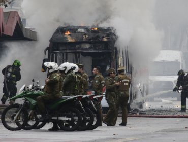 Un segundo bus del transporte público fue incendiado por encapuchados en el centro de Santiago