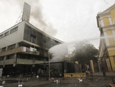 Estudiantes depusieron toma del Instituto Nacional tras incendio al interior del establecimiento