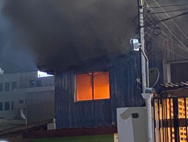Incendio consumió vivienda de dos pisos en calle Camilo Henríquez de Quilpué