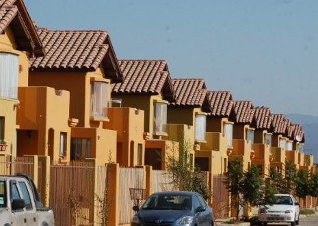 Ventas de casas se desploman 64% en la región Metropolitana a marzo y precios suben 15% en doce meses