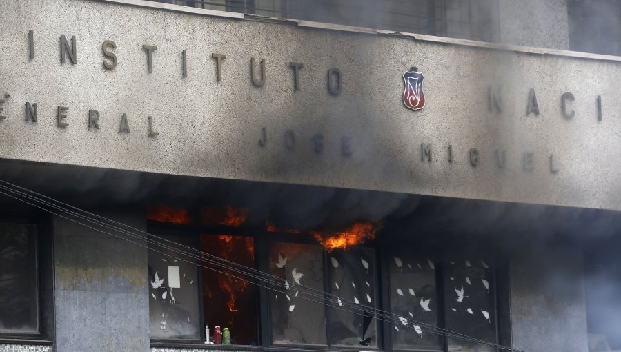 Incendio se registró en el interior del Instituto Nacional en medio de incidentes en la Alameda