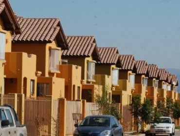 Ventas de casas se desploman 64% en la región Metropolitana a marzo y precios suben 15% en doce meses