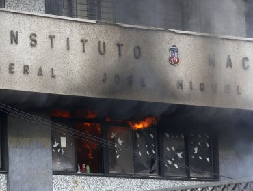 Incendio se registró en el interior del Instituto Nacional en medio de incidentes en la Alameda