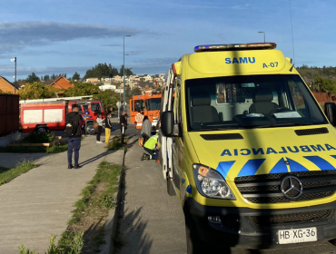 Atropello deja dos lesionados en Curauma: víctimas fueron trasladadas a un hospital y carabineros busca a conductor responsable