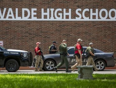 Dolor e incertidumbre tras tiroteo que dejó al menos 18 niños y una profesora muertos en escuela primaria de EE.UU.
