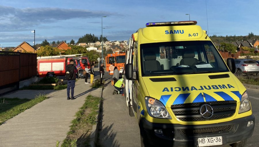 Atropello deja dos lesionados en Curauma: víctimas fueron trasladadas a un hospital y carabineros busca a conductor responsable