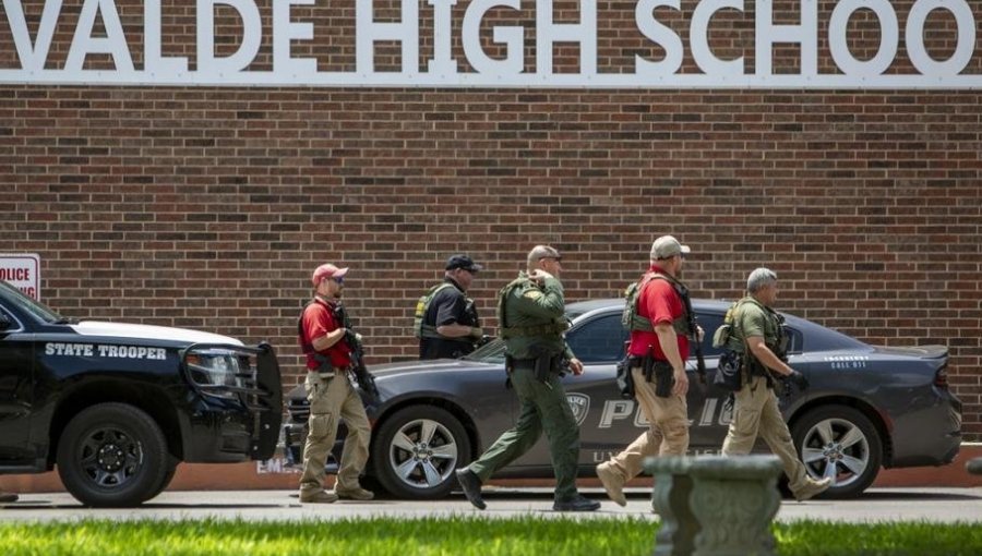 Dolor e incertidumbre tras tiroteo que dejó al menos 18 niños y una profesora muertos en escuela primaria de EE.UU.