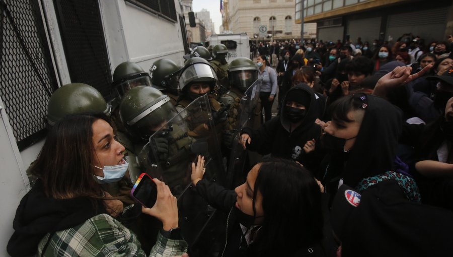 Cuatro menores y una adulta fueron detenidas en protesta de secundarias frente a la Municipalidad de Santiago