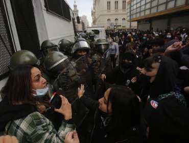 Cuatro menores y una adulta fueron detenidas en protesta de secundarias frente a la Municipalidad de Santiago