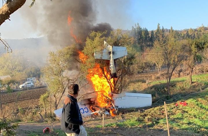 Avioneta capotó y posteriormente se incendió en Melipilla: Piloto resultó con lesiones leves