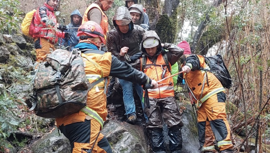 Con vida fue rescatado excursionista chino que se encontraba perdido desde el domingo en cordillera de San Clemente