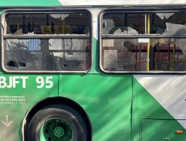 Bus del transporte público fue vandalizado tras incidentes en los alrededores del Liceo de Aplicación en Santiago