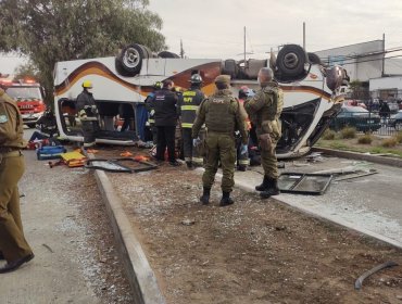 Colisión de alta energía entre camión y bus interurbano deja dos fallecidos y 12 lesionados en Cerrillos