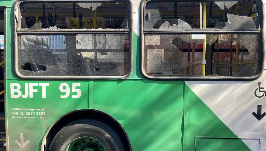 Bus del transporte público fue vandalizado tras incidentes en los alrededores del Liceo de Aplicación en Santiago