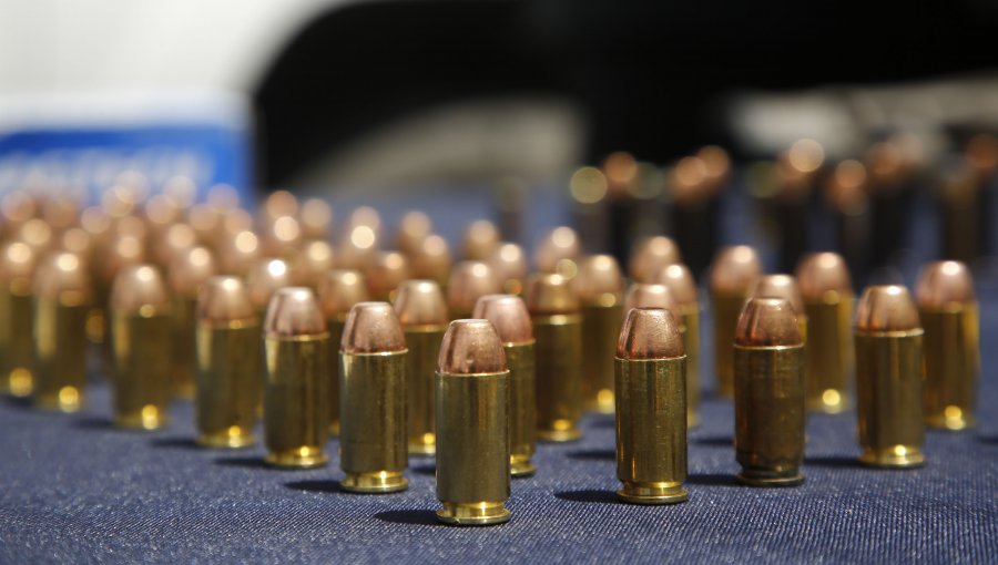 Fiscalía indaga posible tráfico de municiones de guerra en Carabineros: habrían sido enviadas por encomienda