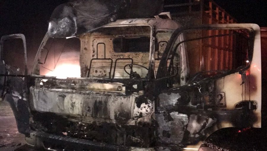 Camión con encargo por robo fue incendiado en ruta que une Lautaro con Vilcún: dejan lienzo exigiendo la salida de militares