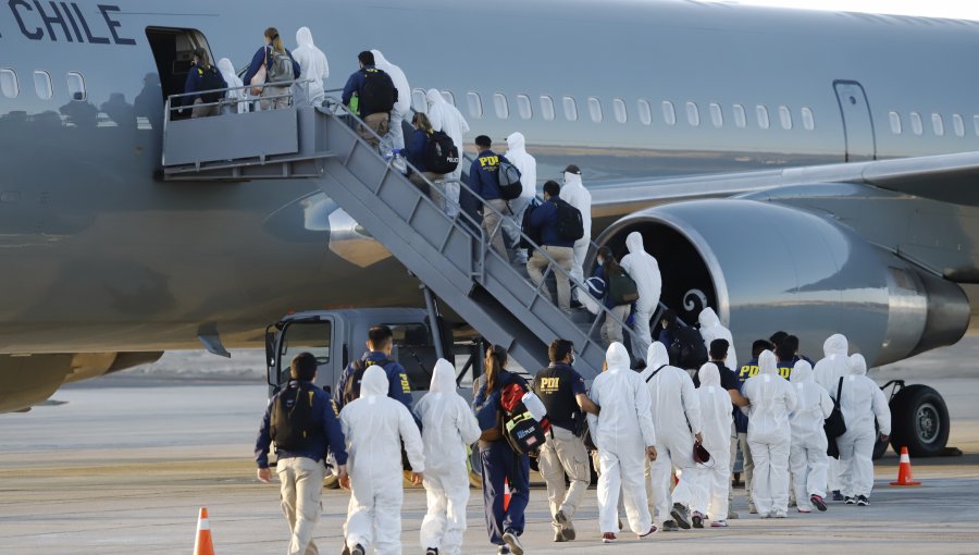 Migraciones sancionó a funcionaria por "desprolijidad" en entrega de información por "vuelo fantasma" que denunció la ministra Siches