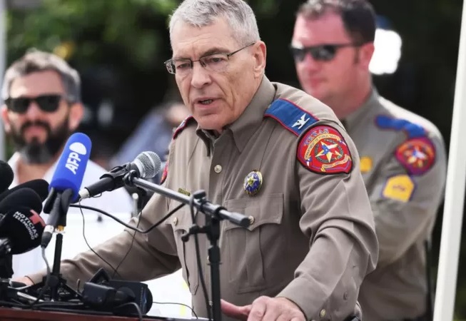 Autoridades policiales de Texas admiten que "se equivocaron" al no entrar en la sala en la que estaba el atacante con los niños