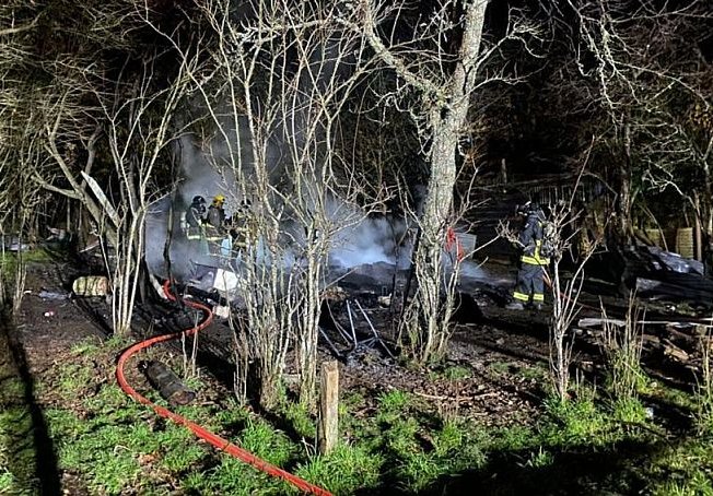 Muere adulto mayor y sus tres perros tras incendio que consumió su vivienda en Río Negro