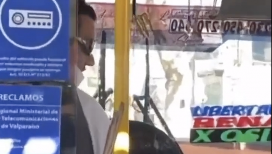 Denuncian a chofer de micro de facilitar robo en Viña: asaltante sería un conocido al que incluso le abrió la puerta para que huyera