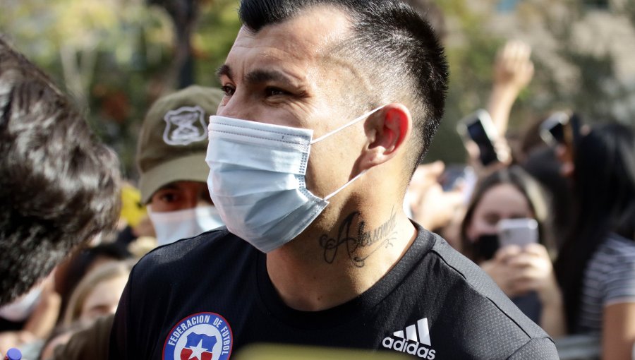 Seremi de Salud confirmó que se presentó una denuncia ante Fiscalía tras insultos de Gary Medel a funcionarios sanitarios