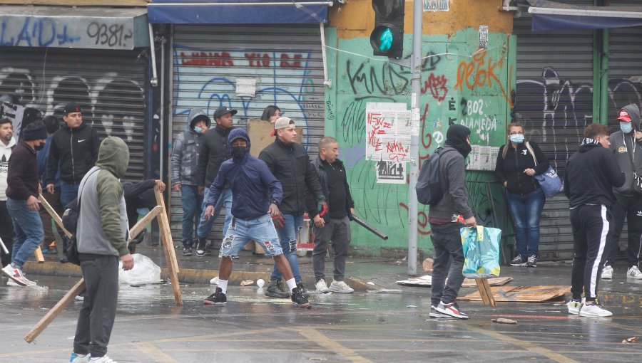 Carabineros descartó enfrentamientos entre ambulantes y estudiantes en barrio Meiggs: "No pasó a mayores"