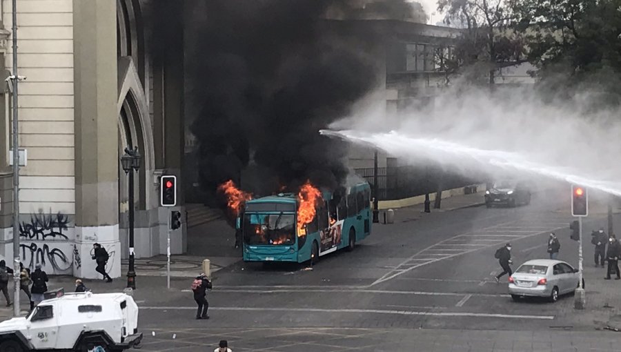 Incendian bus del transporte público en la Alameda durante marcha estudiantil: es el tercero quemado en una semana