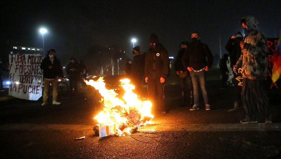 Manifestaciones en plaza Baquedano generan cortes y desvíos de tránsito: lanzaron fuegos artificiales contra Carabineros