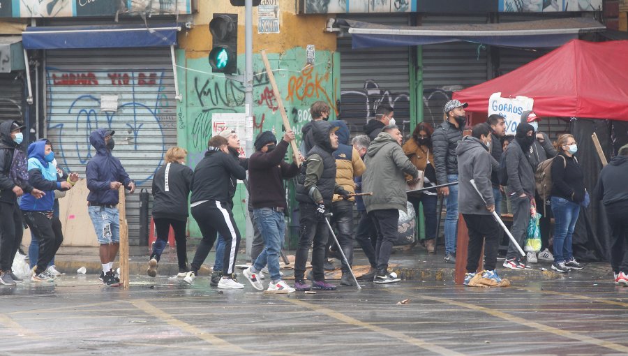 Sujetos se enfrentaron con palos y fierros a manifestantes en Estación Central al finalizar marcha estudiantil