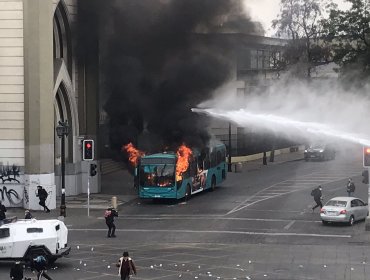 Incendian bus del transporte público en la Alameda durante marcha estudiantil: es el tercero quemado en una semana