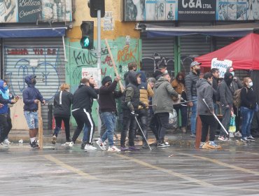 Sujetos se enfrentaron con palos y fierros a manifestantes en Estación Central al finalizar marcha estudiantil