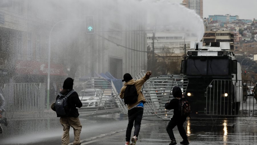 Marcha de estudiantes por las calles de Valparaíso termina en enfrentamientos con Carabineros