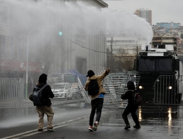 Marcha de estudiantes por las calles de Valparaíso termina en enfrentamientos con Carabineros